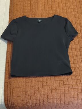 Black Short Sleeve Crop Top